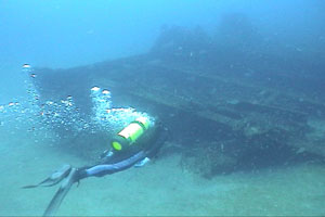 Diver swims to the Amidships section of the FW Abrams, Dive Hatteras photo